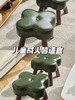 低至19.9起自带欧美复古感坐凳 花朵软包小凳 凳脚带静音贴 6个款式任你选购，甄选优质松木材质做框架 稳固耐用不摇晃 油蜡皮 一擦即净 防水防污耐脏，高回弹海绵 坐感舒适 可叠放基地直邮 商品缩略图3