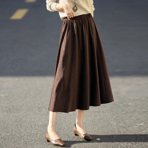 【周末秒杀】熙世界树皮褶皱金丝绒半身裙女秋冬款高腰复古棕色压花丝绒a字裙 商品图4