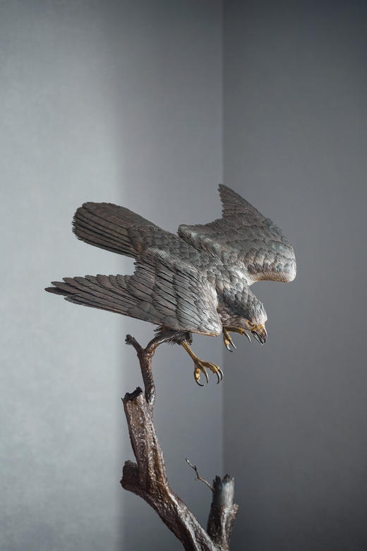 独角鹿西洋古董20世纪美国当代艺术家Gil “Levi Hawk” Melton签名创作出品“速度与激情”飞禽系列木质底座装饰雄鹰造型金属雕塑 商品图2