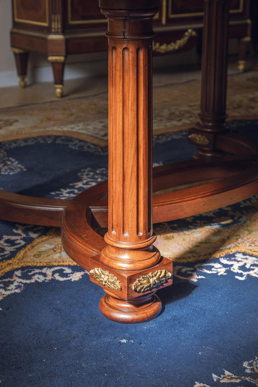 独角鹿西洋古董1925年代法国出品装饰艺术风格铜鎏金装饰双C纹底座及立柱造型桌腿胡桃木精雕可伸缩式中央桌 商品图6