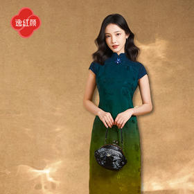 逸红颜青沐2025夏新天然植物吊染渐变青绿花瓣领钉珠红云纱旗袍女
