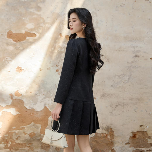 奢姿大码女装2025秋装新款胖妹妹钻饰圆领单排扣亮丝百褶连衣裙9953893180 商品图3