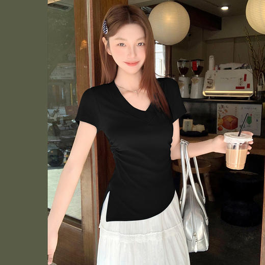 清仓冲量 季末福利【梦惠妮 莱赛尔V领腰精T】99/三件！！！ 侧开叉设计 收腰褶皱 性感V领 韩系穿搭 天丝面料柔软舒适 百搭不挑身材 #M663 商品图3