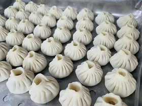 【上新特惠】杭州小笼包灌汤包、皮薄馅大、原汁原味、鲜嫩多汁、营养美味，唇齿留香，回味无穷。到货之后第一时间冷冻保藏！ 满88包邮