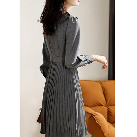 丁摩 秋季新款圆领长袖灰色连衣裙女气质高端女神百褶中裙 5ZF-3251 商品图3