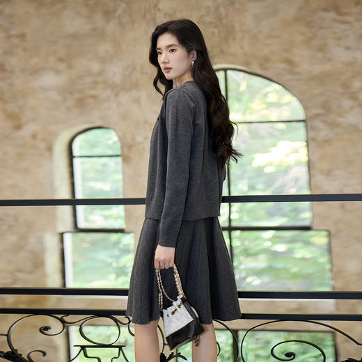 奢姿大码女装2025秋季减龄立体装饰圆领两件套胖妹妹时尚针织套装9853991012AB 商品图3