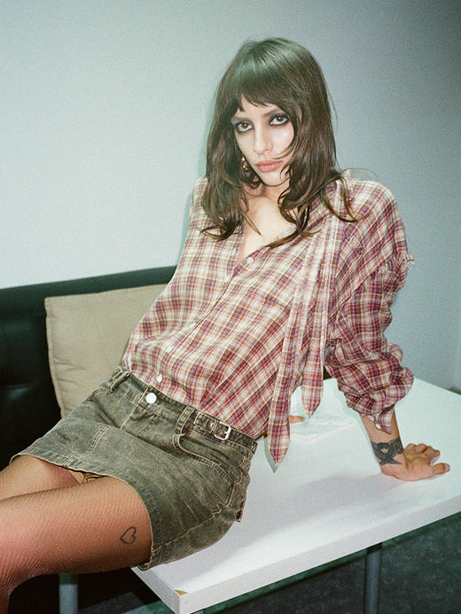 TR她热 叛逆东区 红棕格纹系带宽松百搭设计感毛边衬衫 商品图0