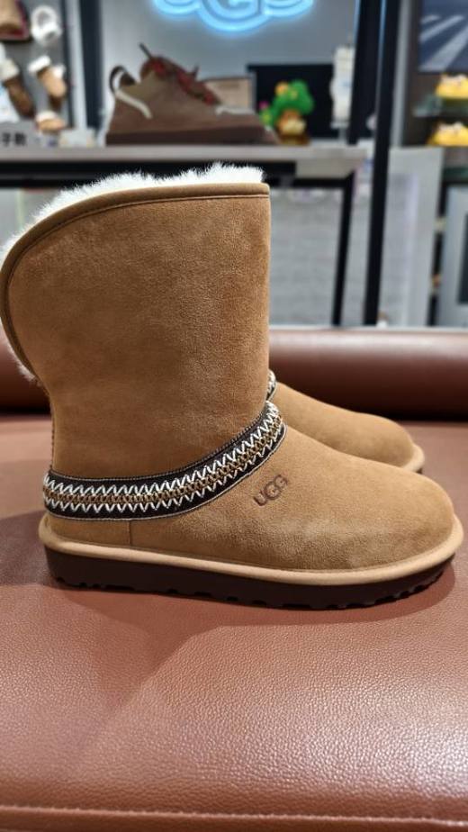 2楼UGG靴子新月款中筒靴女款  吊牌价1899 商品图1