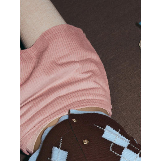 两三事 巴黎课间 2025秋冬新款复古珠片绣撞色菱形格短款针织开衫 商品图2