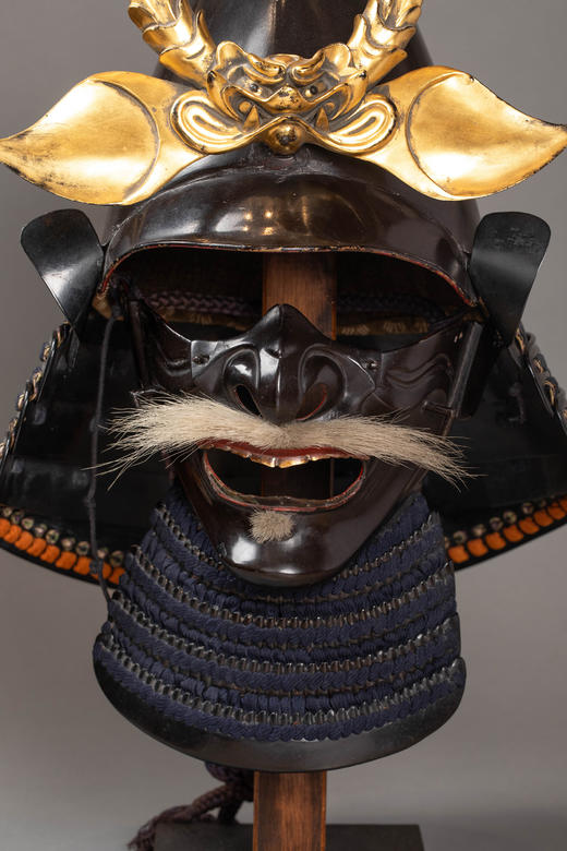 独角鹿西洋古董1603-1868年代日本江户时代出品配面颊甲及神鬼纹黄铜精雕前立装饰漆木铁铸「烏帽子形兜」武士头盔 商品图4