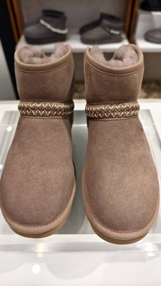 2楼UGG靴子新月款低帮靴  吊牌价1699 商品图6