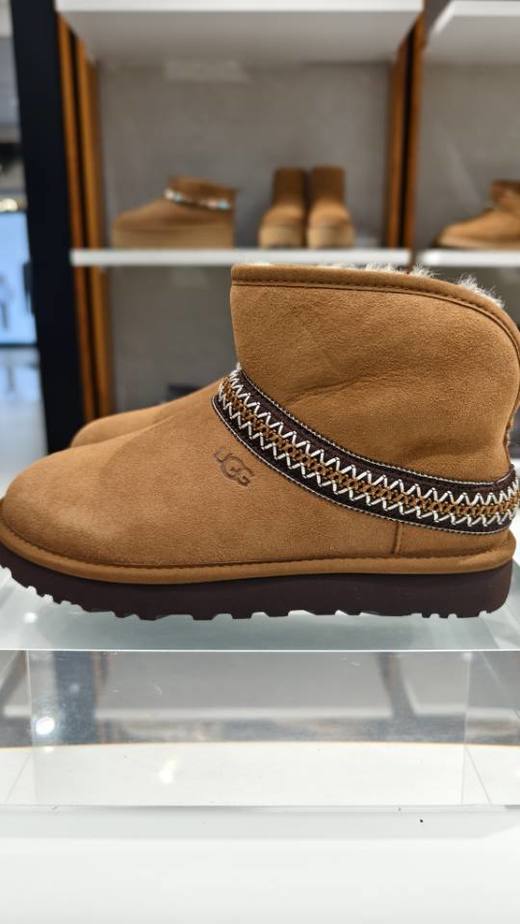 2楼UGG靴子新月款低帮靴  吊牌价1699 商品图2