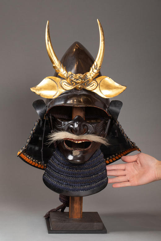 独角鹿西洋古董1603-1868年代日本江户时代出品配面颊甲及神鬼纹黄铜精雕前立装饰漆木铁铸「烏帽子形兜」武士头盔 商品图1