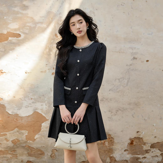 奢姿大码女装2025秋装新款胖妹妹钻饰圆领单排扣亮丝百褶连衣裙9953893180 商品图4