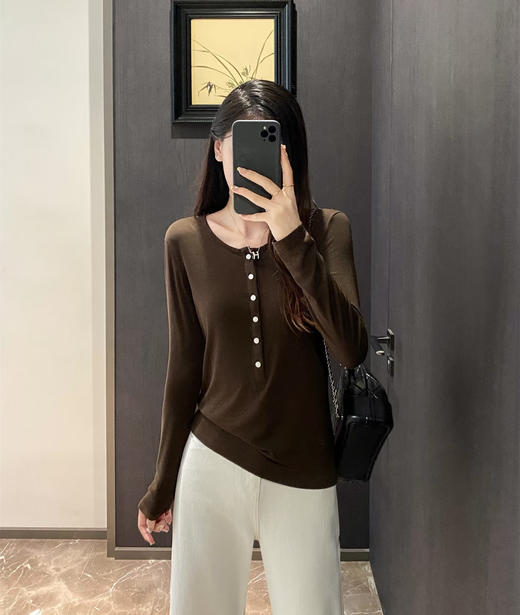 老米优品🎈 莱赛尔天丝+醋纤+羊毛《半扣开襟羊毛针织衫》 自带羊毛温润体感，醋酸天丝带来亲肤丝滑细腻享受 基础百搭，修身款式，拉伸腰线！ 商品图10