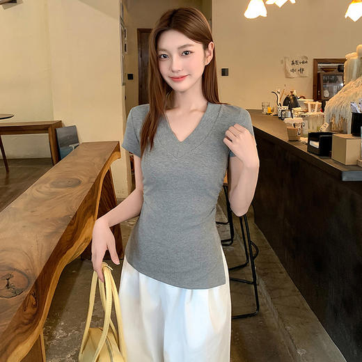 清仓冲量 季末福利【梦惠妮 莱赛尔V领腰精T】99/三件！！！ 侧开叉设计 收腰褶皱 性感V领 韩系穿搭 天丝面料柔软舒适 百搭不挑身材 #M663 商品图1