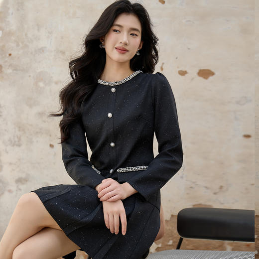 奢姿大码女装2025秋装新款胖妹妹钻饰圆领单排扣亮丝百褶连衣裙9953893180 商品图2
