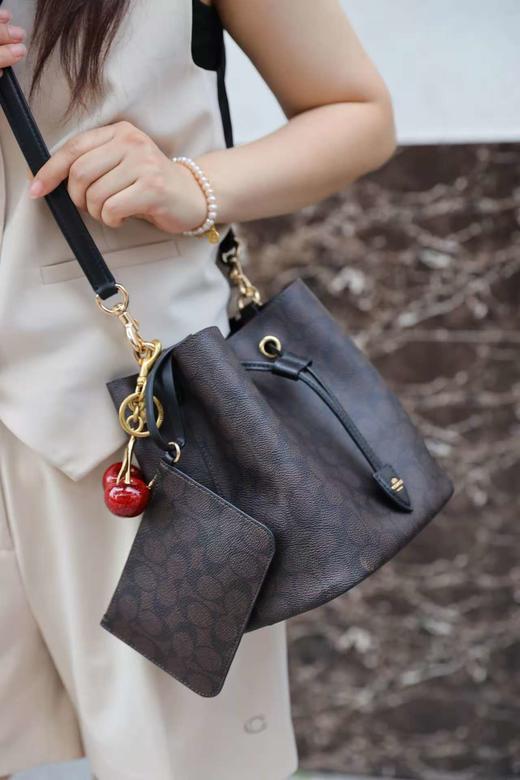 专柜奥莱订单Coa ROWAN发财桶斜挎通勤子母包 商品图0