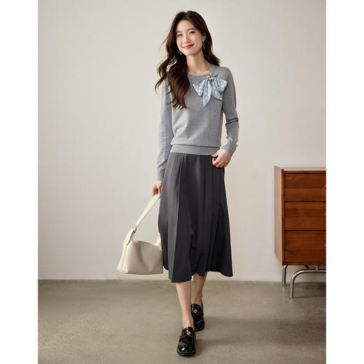 【专属特价】熙世界设计感丝巾领带针织衫女长袖遮肉显瘦别致上衣2025秋季新款 商品图2