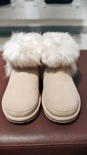 2楼UGG靴子女大童经典超短靴长毛款  吊牌价1299