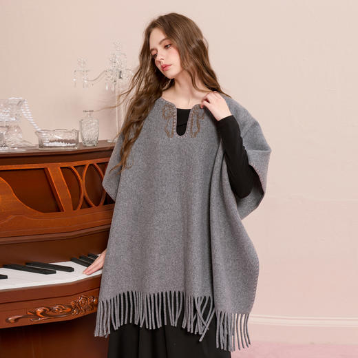 三彩2025新款蝴蝶烫印外搭毛绒披肩保暖知性镂空流苏女氛围感慵懒 商品图2