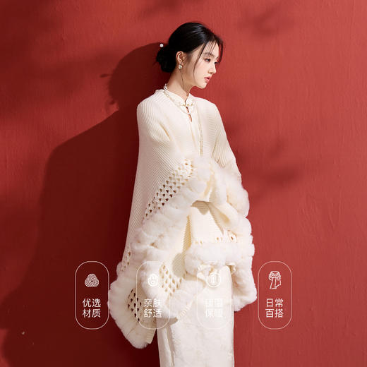 三彩2025新款国风毛绒球外搭针织披肩保暖镂空女氛围感慵懒松弛 商品图3