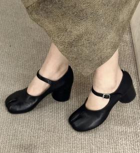 重磅推荐 经典款！MM6粗跟玛丽珍单鞋  进口软小牛！分趾猪蹄鞋