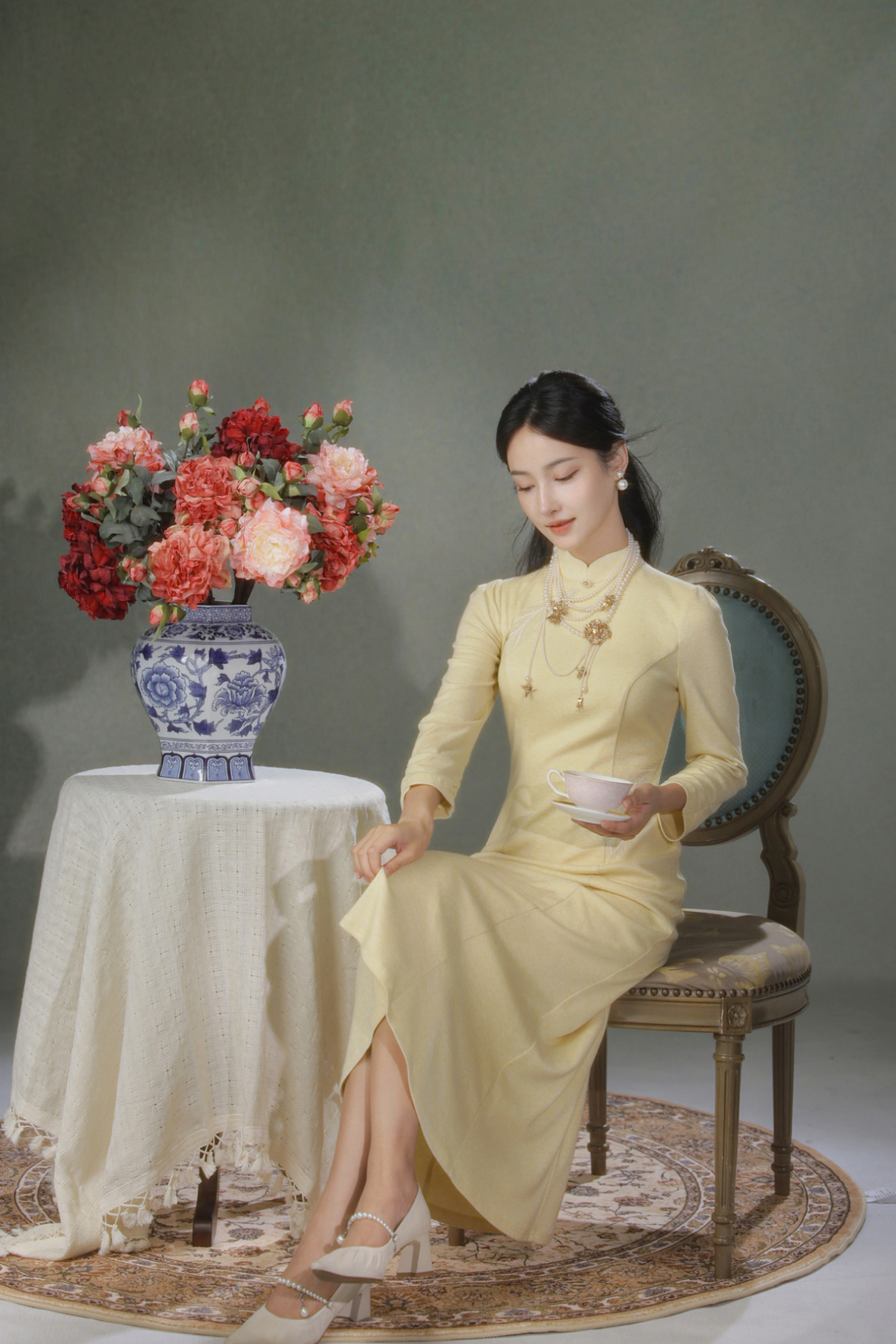 逸红颜明月优选#金羽刺绣旗袍『金羽缃』古典杏仁黄鱼尾旗袍，温暖秋冬银杏氛围穿搭~