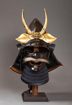 独角鹿西洋古董1603-1868年代日本江户时代出品配面颊甲及神鬼纹黄铜精雕前立装饰漆木铁铸「烏帽子形兜」武士头盔