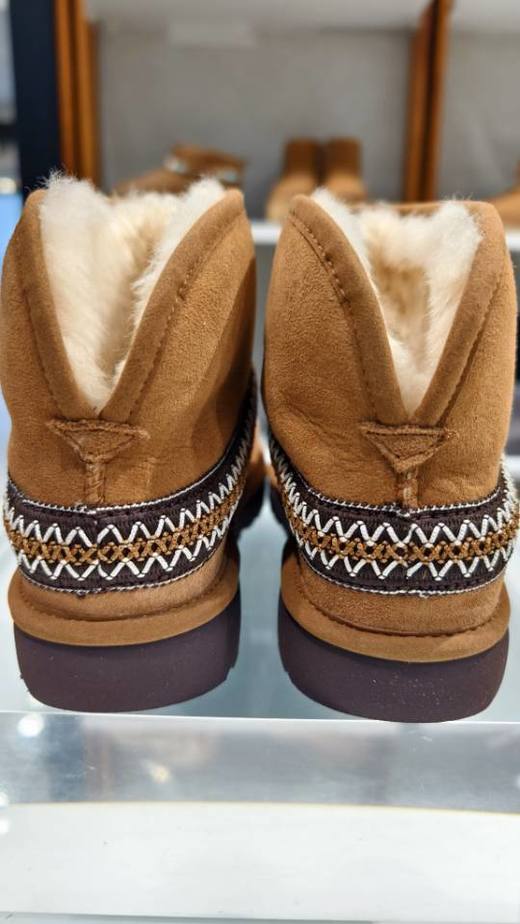 2楼UGG靴子新月款低帮靴  吊牌价1699 商品图3