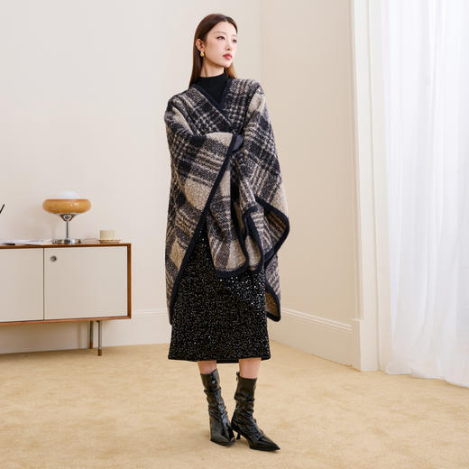 三彩2025新款复古外搭绒感披肩保暖黑灰格纹女氛围感慵懒松弛盘扣 商品图2