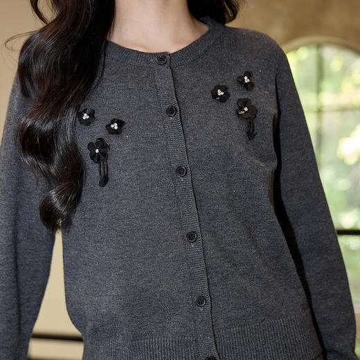 奢姿大码女装2025秋季立体装饰减龄针织衫胖妹妹百搭简约圆领上衣9853391012A 商品图2