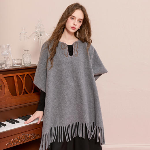 三彩2025新款蝴蝶烫印外搭毛绒披肩保暖知性镂空流苏女氛围感慵懒 商品图4