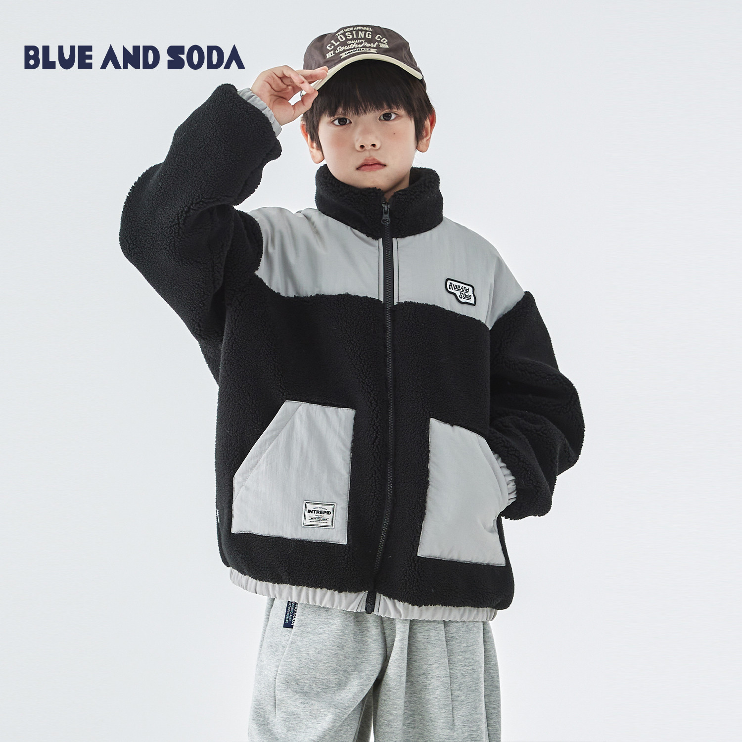 蓝汽水2025年冬季新款亲子中大童羊羔绒外套经典黑灰配色保暖上衣