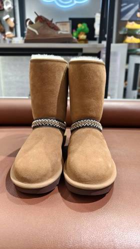 2楼UGG靴子新月款中筒靴女款  吊牌价1899