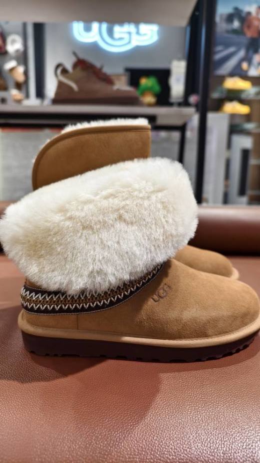 2楼UGG靴子新月款中筒靴女款  吊牌价1899 商品图2