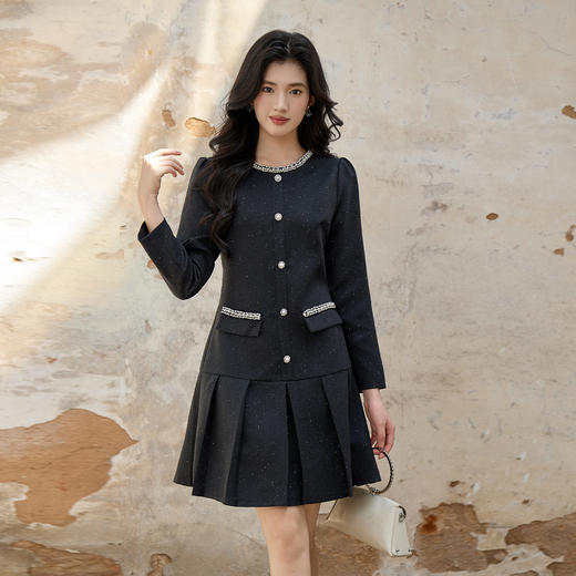 奢姿大码女装2025秋装新款胖妹妹钻饰圆领单排扣亮丝百褶连衣裙9953893180 商品图0