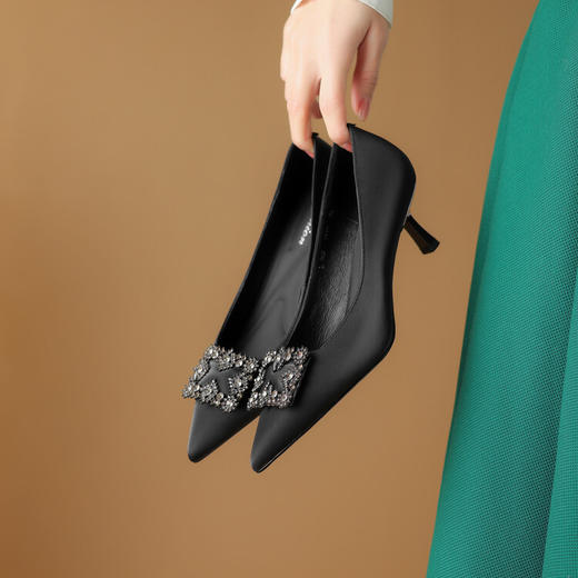 【预售5天】秋季新款法式浅口单鞋女酒红色水钻扣尖头气质配裙子细跟高跟鞋YS&3310 商品图3