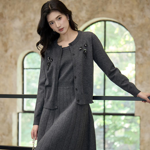 奢姿大码女装2025秋季减龄立体装饰圆领两件套胖妹妹时尚针织套装9853991012AB 商品图2