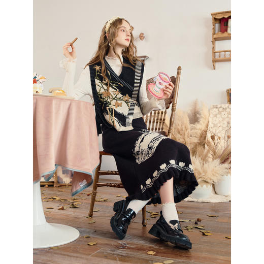 两三事 杜赛画廊 2025冬季新款民族风提花直筒针织半身裙长裙 商品图2