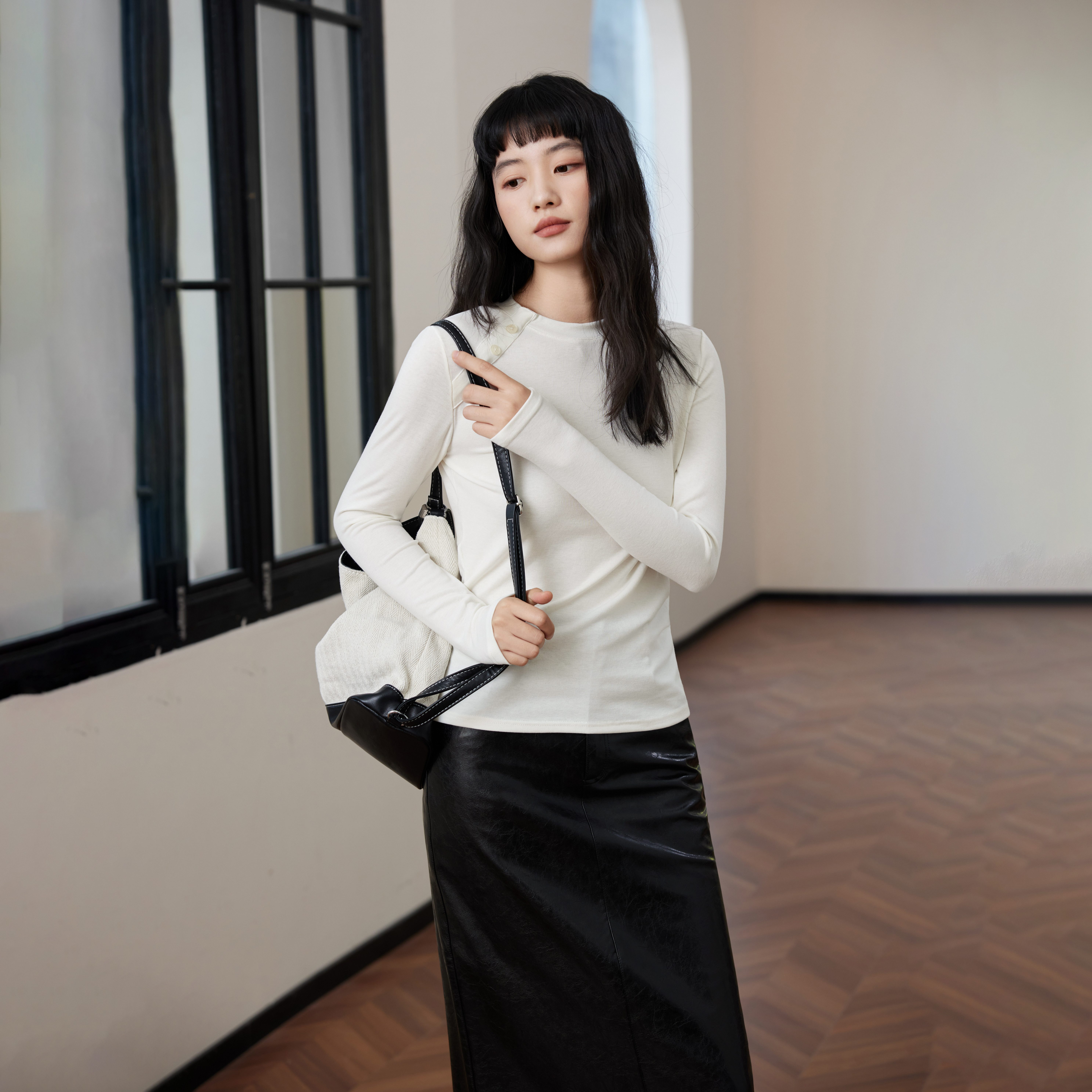 【特妮娜 天丝羊毛云柔打底衫】 既有羊毛的温润体感 又有天丝带来亲肤的丝滑细腻享受 不对称假门襟设计 打破常规 增加层次感