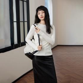 【特妮娜 天丝羊毛云柔打底衫】 既有羊毛的温润体感 又有天丝带来亲肤的丝滑细腻享受 不对称假门襟设计 打破常规 增加层次感