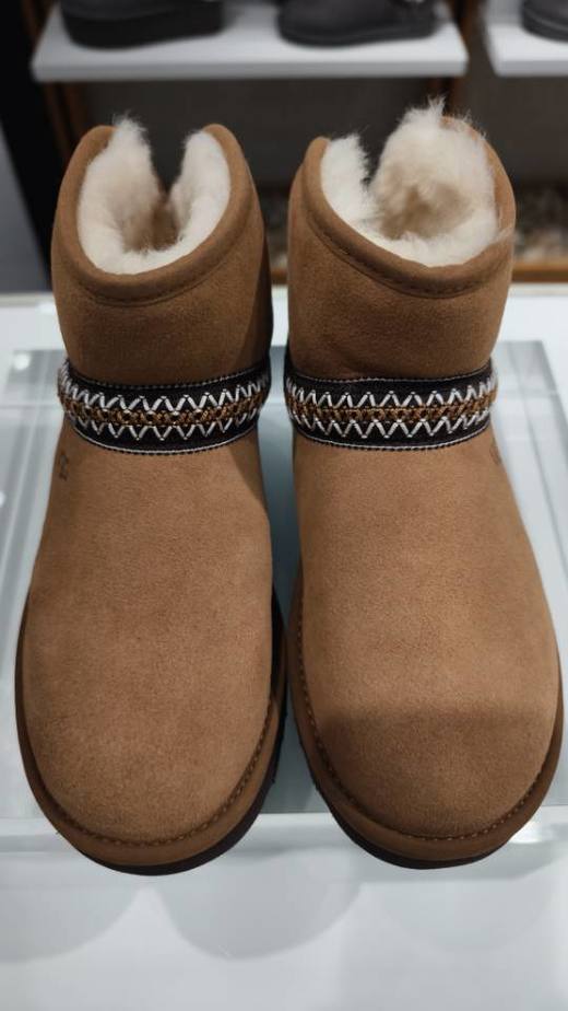 2楼UGG靴子新月款低帮靴  吊牌价1699 商品图1