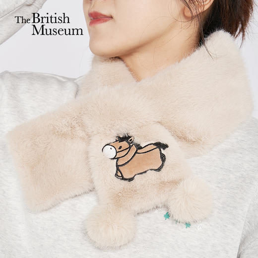大英博物馆 新年系列 马上有钱刺绣毛绒围脖围巾-灰驼色 米色 黑马公仔毛绒围脖围巾-黑色 商品图8