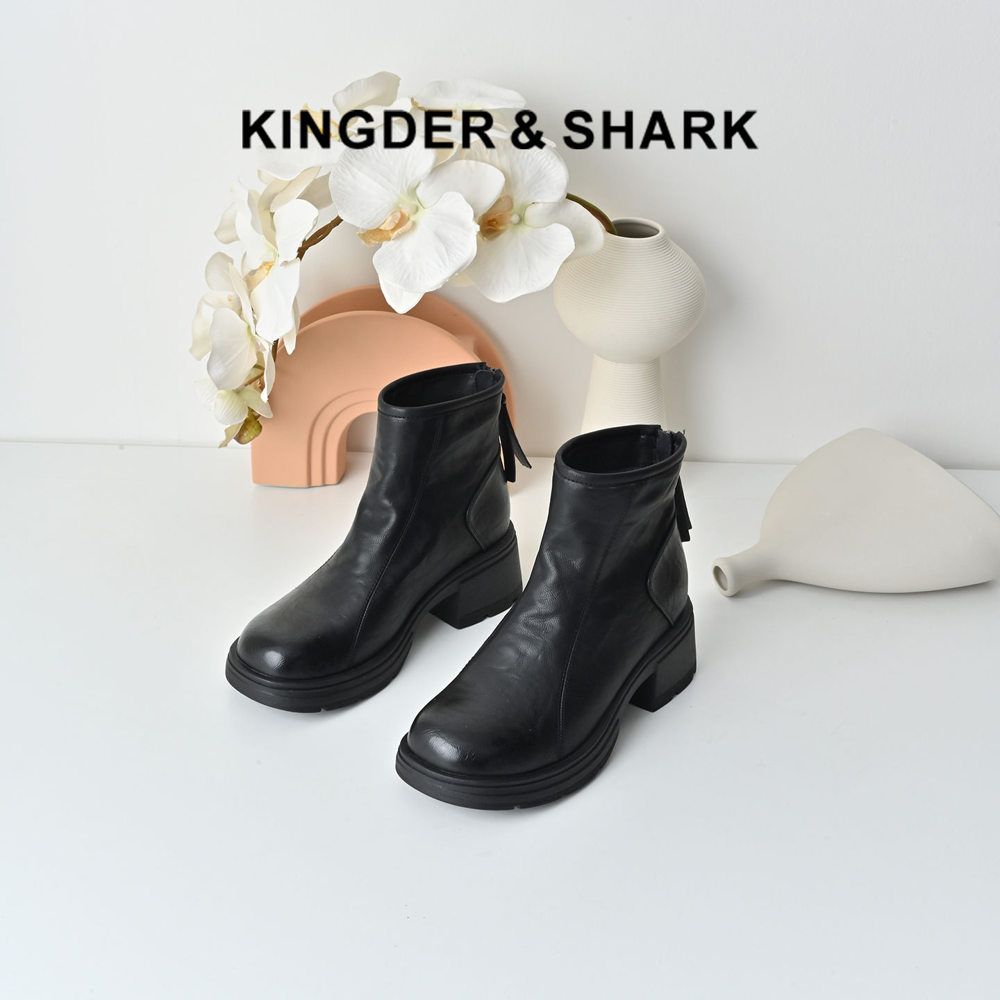 经典鲨2025冬专柜新品黑色圆头中粗跟后拉链日常通勤短靴女KW89-558161