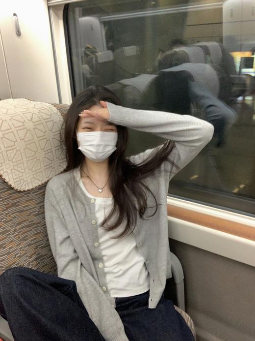 【12色奶酥V领开衫 】日常松弛感 韩里韩气 软软糯糯的好舒服  秋季新款薄款针织衫女开衫长袖V领短款毛衣小披肩外套上衣直接封神 降温必备 真的非常实穿 承包一整个秋天的美丽 商品图4