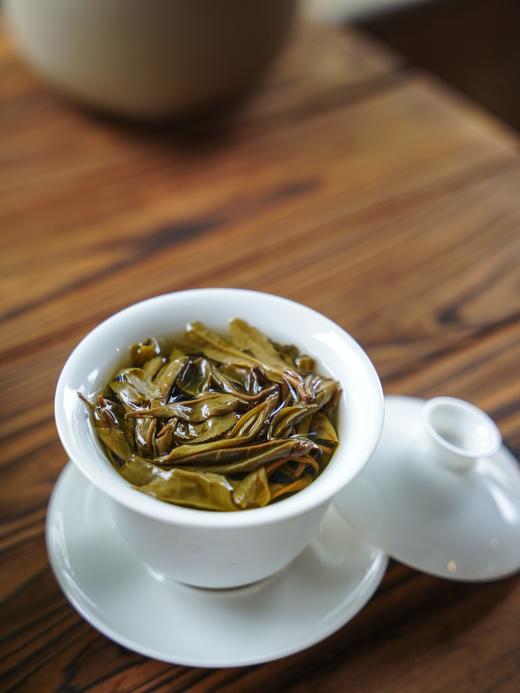 10月3日晚20点【仅9饼】【传承普洱】2021年冰岛头春料；古寨春旗下高端品牌联合老茶厂共同出品，品味一下70年传承的老配方技艺；357g/饼  商品图5