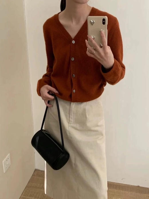 【12色奶酥V领开衫 】日常松弛感 韩里韩气 软软糯糯的好舒服  秋季新款薄款针织衫女开衫长袖V领短款毛衣小披肩外套上衣直接封神 降温必备 真的非常实穿 承包一整个秋天的美丽 商品图0