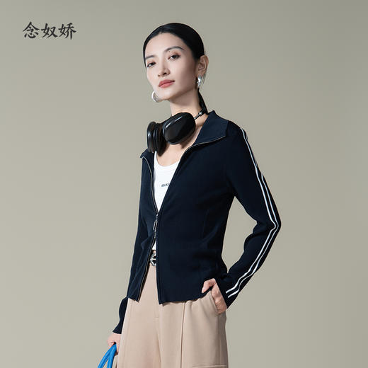 【商场同款】CNR4361 “藏蓝双开拉链直身毛衫”  减龄富有动感的条纹装饰 整体好穿好搭配 休闲摩登时髦单品 细密坑条针织外套 商品图1