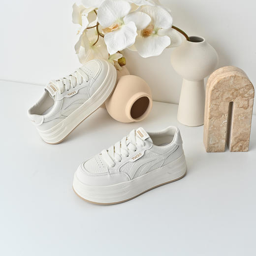经典鲨2025年秋季专柜新款牛皮革百搭圆头平底休闲小白鞋女KW194-537121 商品图1